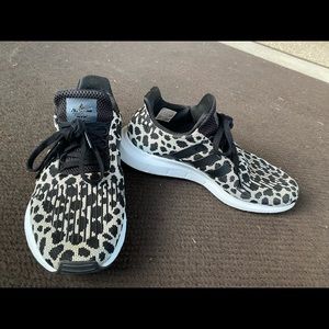 Women’s size 9 Adidas tennis shoes